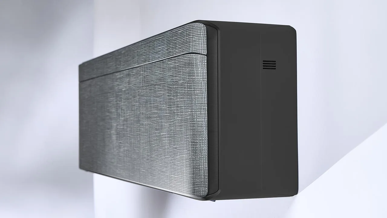 Musta Daikin Stylish -sisäyksikkö